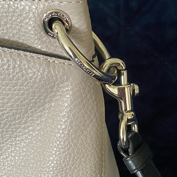 Coach Large Crossbody Like NEW! - Picture 7 of 11